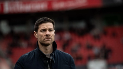 Bekommt in Leverkusen Verstärkung für den Angriff: Trainer Xabi Alonso (Foto: Fabian Strauch/dpa)