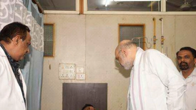 Das vom indischen Innenministerium herausgegebene Foto zeigt Innenminister Amit Shah bei einem Treffen mit dem Überlebenden des britischen Flugzeugabsturzes, Vishwash Kumar Ramesh, in einem Krankenhaus in Ahmedabad.  (Foto: Indian Ministry of Home Affairs/dpa)