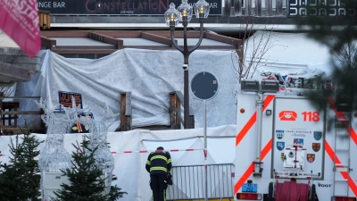 Ein Feuerwehrmann beobachtet die abgeriegelte Bar Le Constellation, in der ein verheerendes Feuer während der Silvesterfeierlichkeiten Tote und Verletzte forderte. (Foto: Antonio Calanni/AP/dpa)