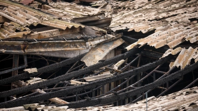 Die Gesamtzahl der Todesopfer des verheerenden Brandes in einem Nachtklub im nordmazedonischen Kocani liegt nun bei 60. Drei Wochen danach erlag der Manager des Lokals seinen schweren Brandverletzungen. (Foto: Armin Durgut/AP/dpa)