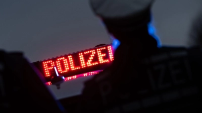 Schleierfahnder der Polizei haben in Aurach bei einer Kontrolle direkt das Auto eines 34-Jährigen gepfändet. (Symbolbild: Marijan Murat/dpa)