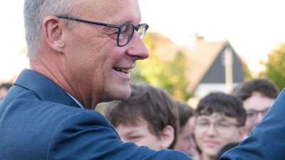 Handshake mit dem Kanzler: Friedrich Merz hat am Montag sein altes Gymnasium in Rüthen besucht (Foto: Bernd Thissen/dpa)