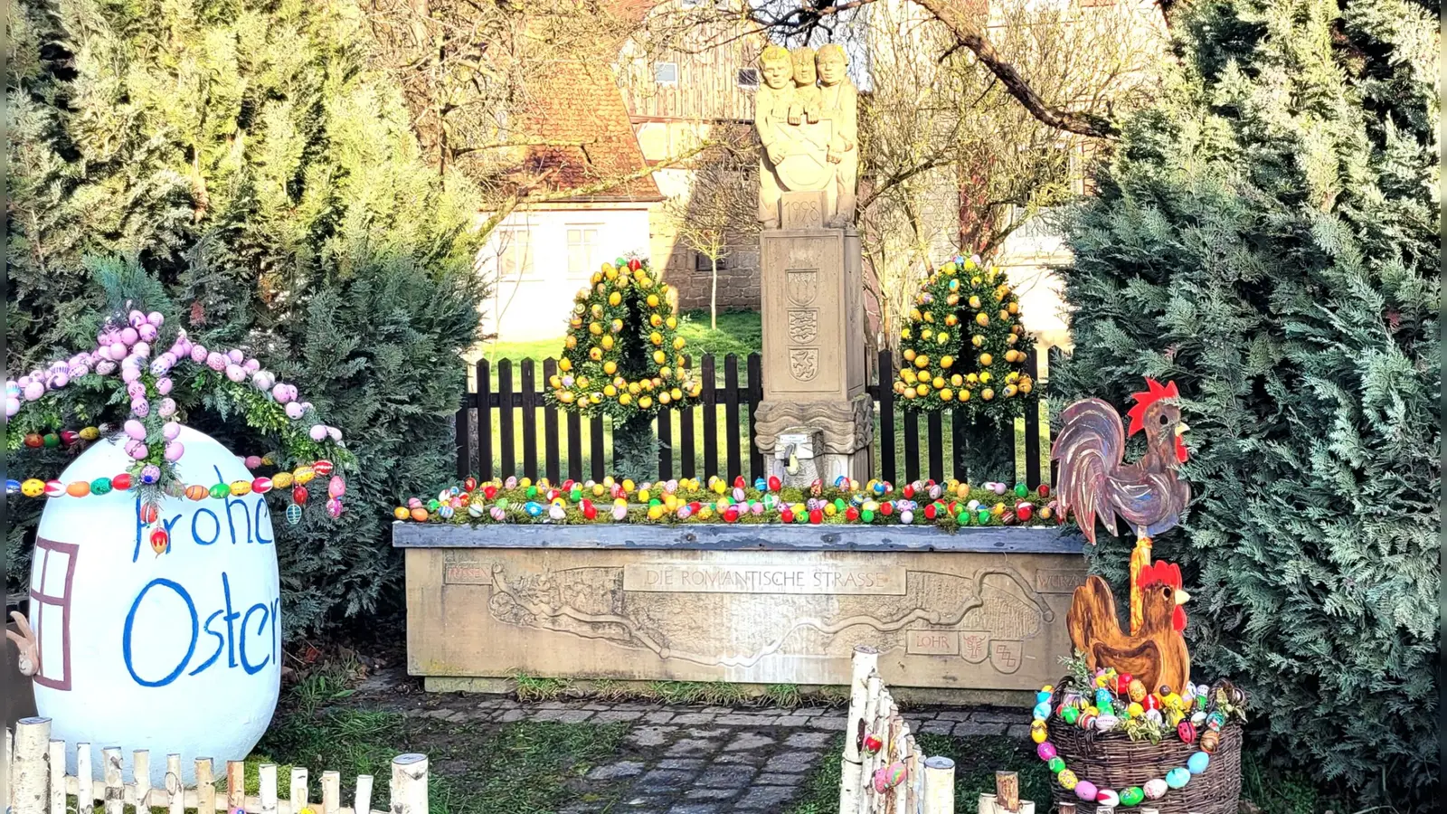 Kreatives Frühlingsarrangement: der Osterbrunnen in Lohr (Gemeinde Insingen). (Foto: Heinz Schopf)