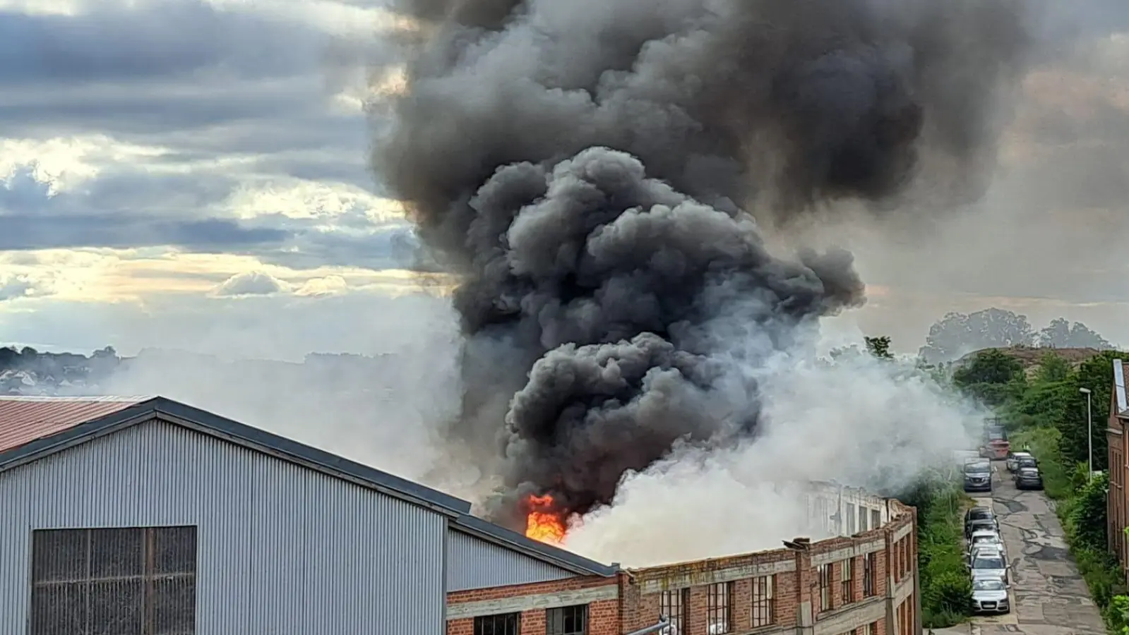 Feuer auf dem Gelände der Firma Edelhäuser: Dunkle Rauchwolken zogen über Ansbachs Osten. (Foto: Harald Latzka)