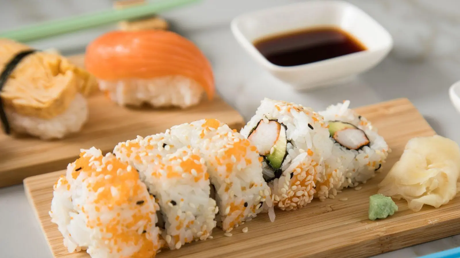 Bei Sushi-Rollen oder Nigiris, auf denen der Fisch auf rundlichen Reisrollen thront, braucht es Reis mit Klebkraft. (Foto: Christin Klose/dpa-tmn)