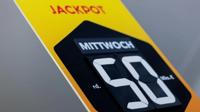 Plakate in den Lotto-Annahmestellen weisen seit über sieben Wochen auf den mit 50 Millionen Euro gefüllten Jackpot hin. (Archivbild) (Foto: Rolf Vennenbernd/dpa)