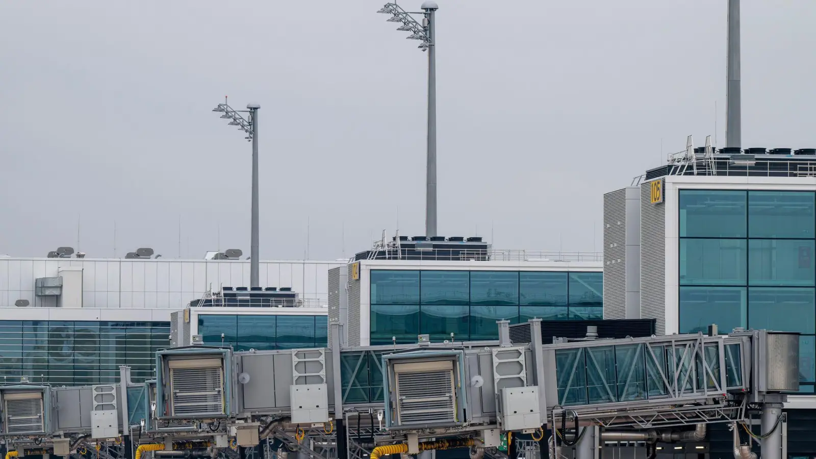Mit einem Helikopter wurde der Fahrer des Unfallwagens vom Münchner Flughafen in eine Klinik geflogen. (Symbolbild) (Foto: Peter Kneffel/dpa)