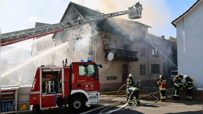 Bei dem Brand in Klingenberg waren etwa 90 Feuerwehrleute vor Ort. (Foto: Ralf Hettler/dpa)