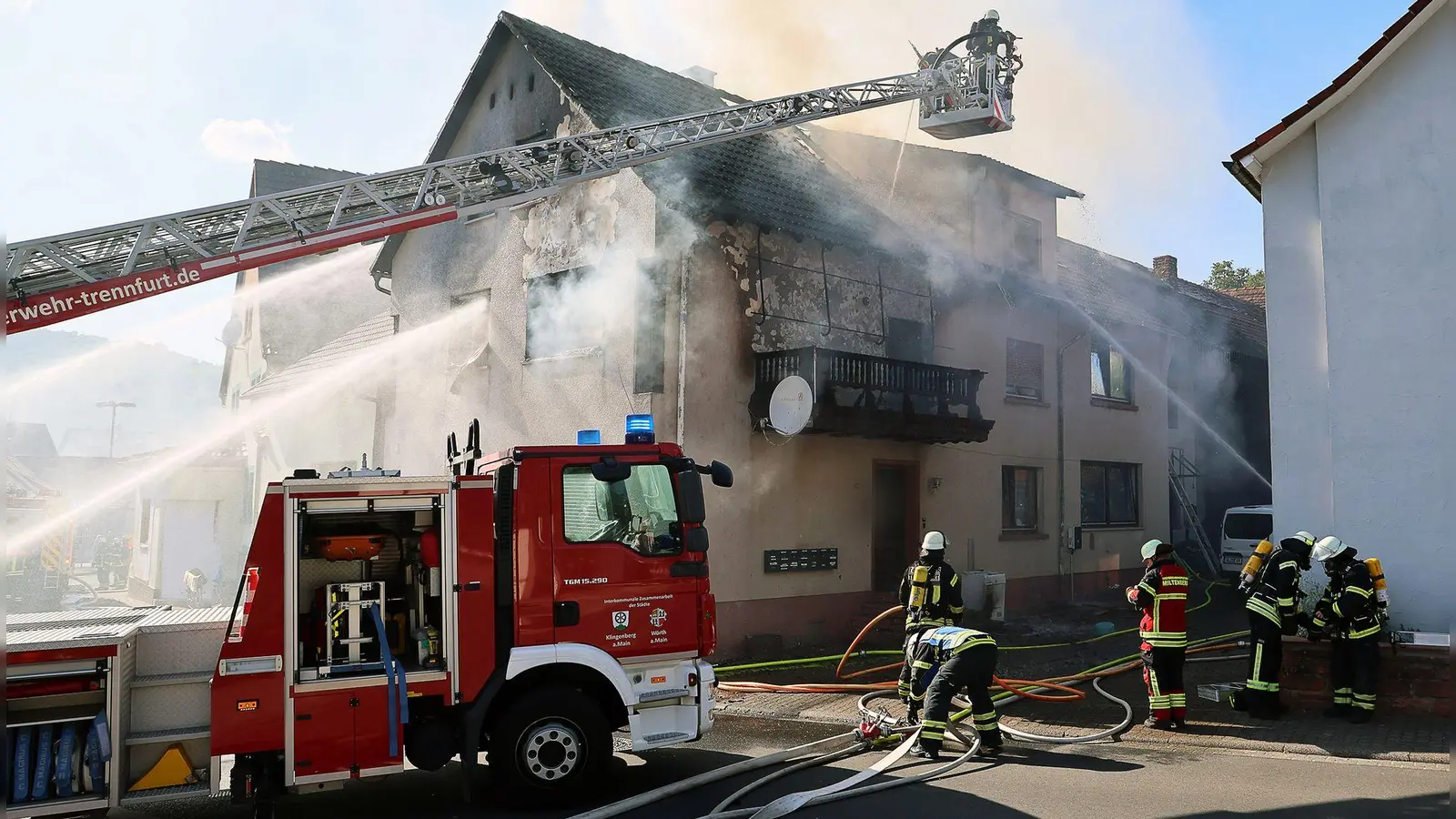 Bei dem Brand in Klingenberg waren etwa 90 Feuerwehrleute vor Ort. (Foto: Ralf Hettler/dpa)