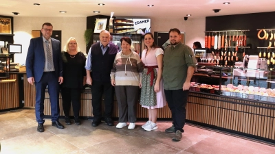 Drei Generationen sind stolz auf den neuen Laden: August, Sabine, August senior, Anneliese, Amanda und Felix Gary. (Foto: Antonia Müller)