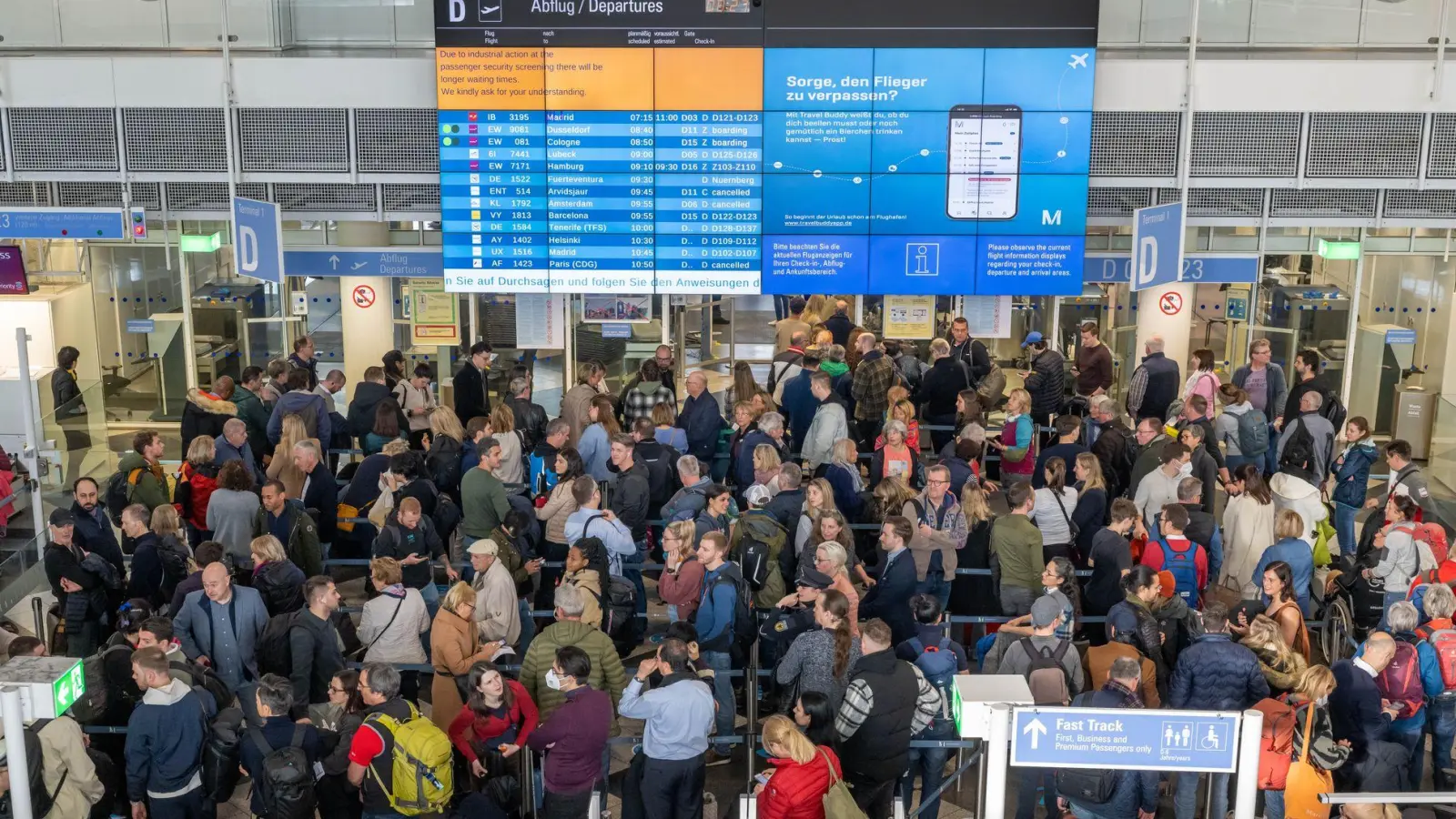 Einem Mann gelingt es, ohne Ticket durch die Sicherheitskontrolle zu kommen (Symbolbild)  (Foto: Peter Kneffel/dpa)