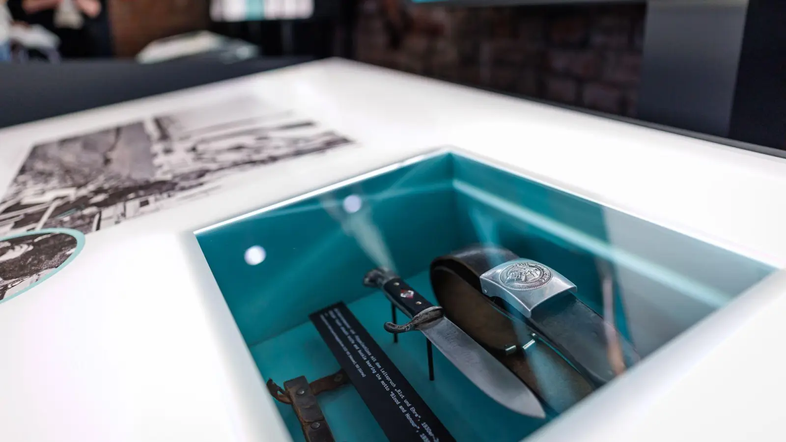 Anhand von 500 Original-Dokumenten, 250 Objekten und visuellen Elementen erzählt die Ausstellung die Geschichte des Reichsparteitagsgeländes. (Foto: Daniel Karmann/dpa)