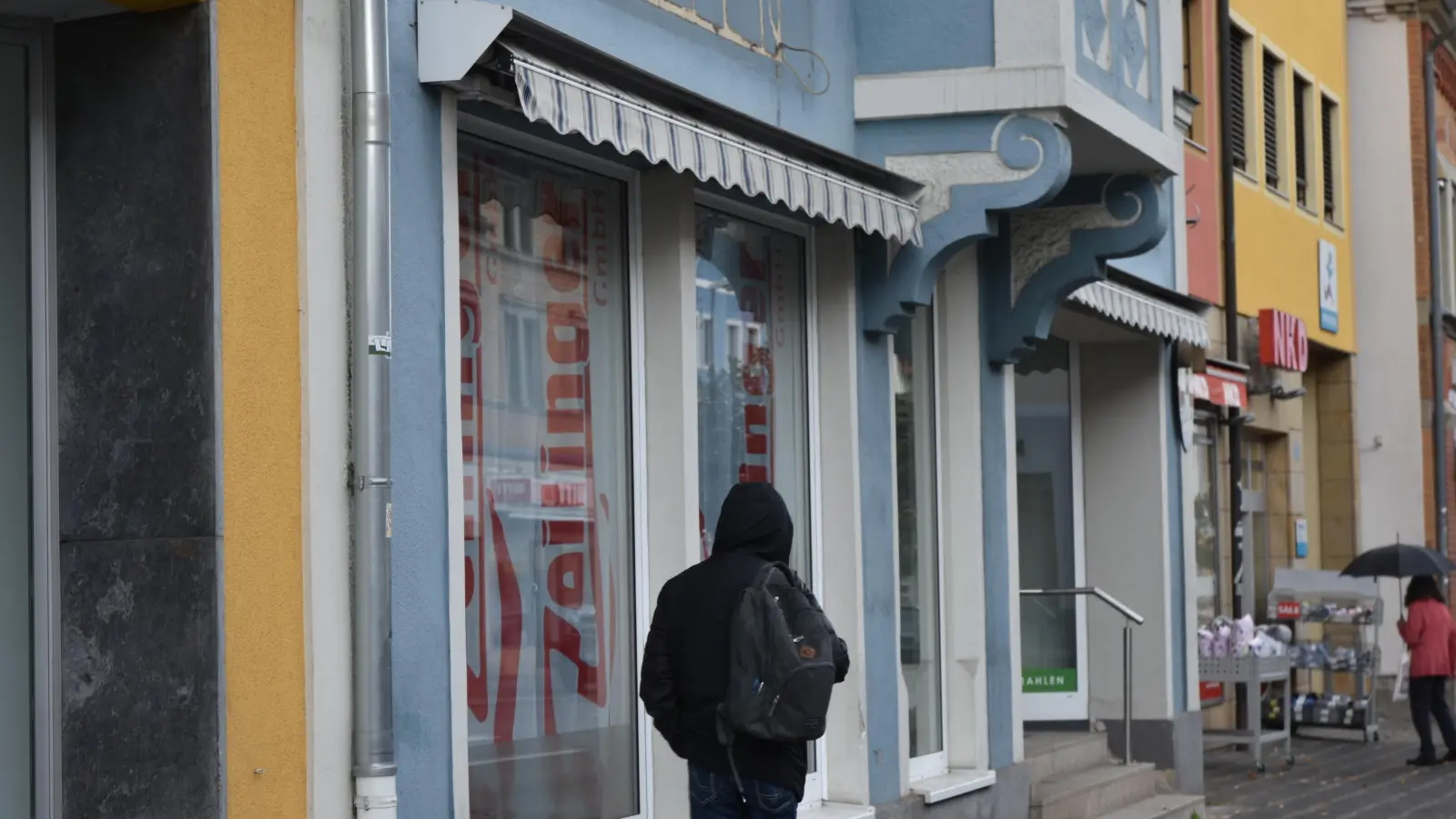 In den Schaufenstern der Ausgabestelle der Aischgründer Tafel in der Wilhelmstraße hat ein Dietersheimer Autohaus Werbebanner platziert. Für deren Gestaltung fand sich im Stadtrat nun ein Kompromiss. (Foto: Anita Dlugoß)