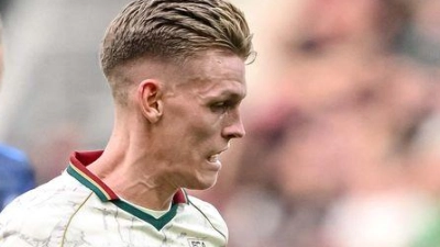  Anton Kade (l) musste beim FC Augsburg das Training abbrechen. (Archivbild) (Foto: Harry Langer/dpa)