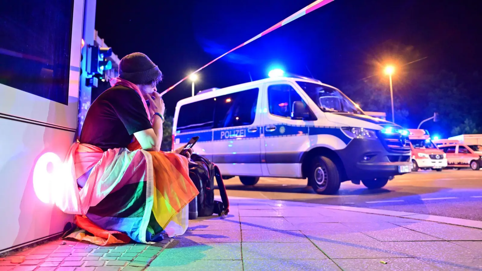 Viele Menschen waren geschockt nach dem Vorfall am Rande des CSD. (Foto: Sebastian Gollnow/dpa)