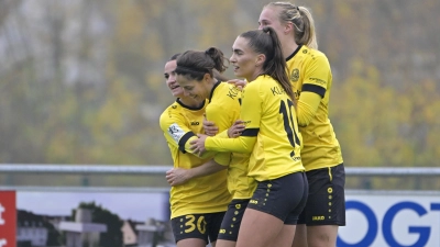 Der SV Weinberg in Feierlaune, von links: Djellza Istrefaj, Annika Kömm, Sophia Klärle und Mara Grimm. Hier wird der 2:1-Siegtreffer von Kömm gegen den VfL Bochum bejubelt. (Foto: Martin Rügner)