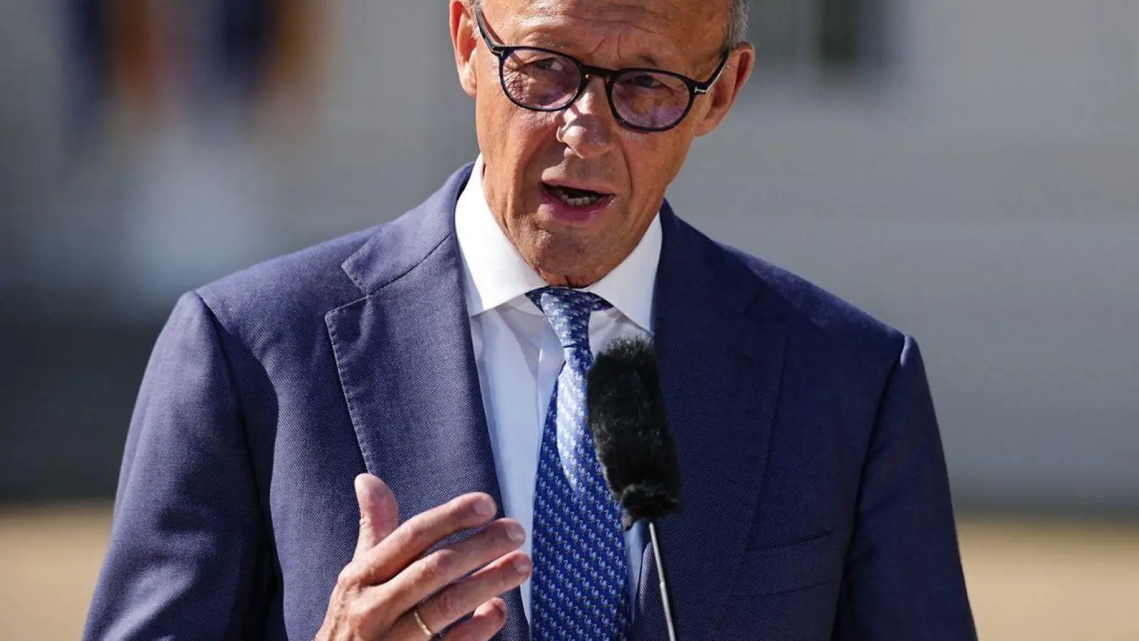 Bundeskanzler Friedrich Merz (CDU) äußert sich zum Auftakt der Kabinettsklausur im Schloss Neuhardenberg auch über den Vorfall mit einer Sprengstoffdrohne in Leipzig. (Foto: Kay Nietfeld/dpa)