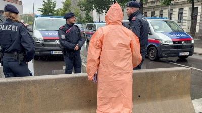 Die Polizei ist mit einem Großaufgebot im Einsatz. (Foto: Matthias Röder/dpa)