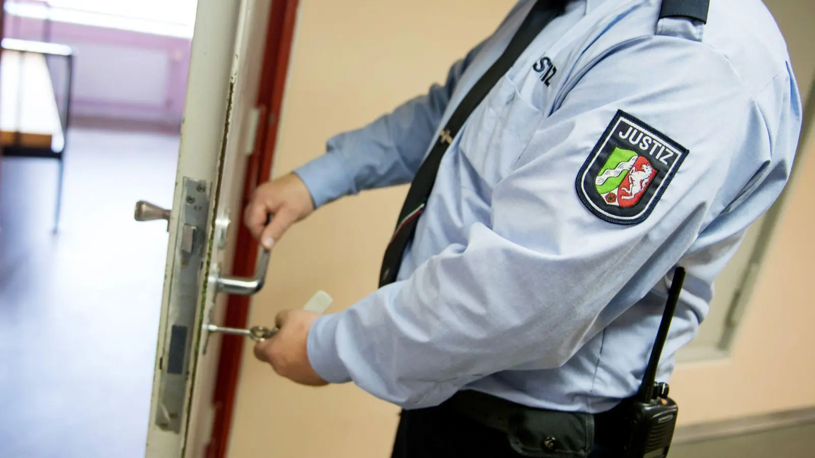 Zahlreiche Menschen sitzen ersatzweise ein, weil sie Geldstrafen wegen Schwarzfahrens nicht bezahlen konnten. (Symbolbild)   (Foto: Marius Becker/dpa)