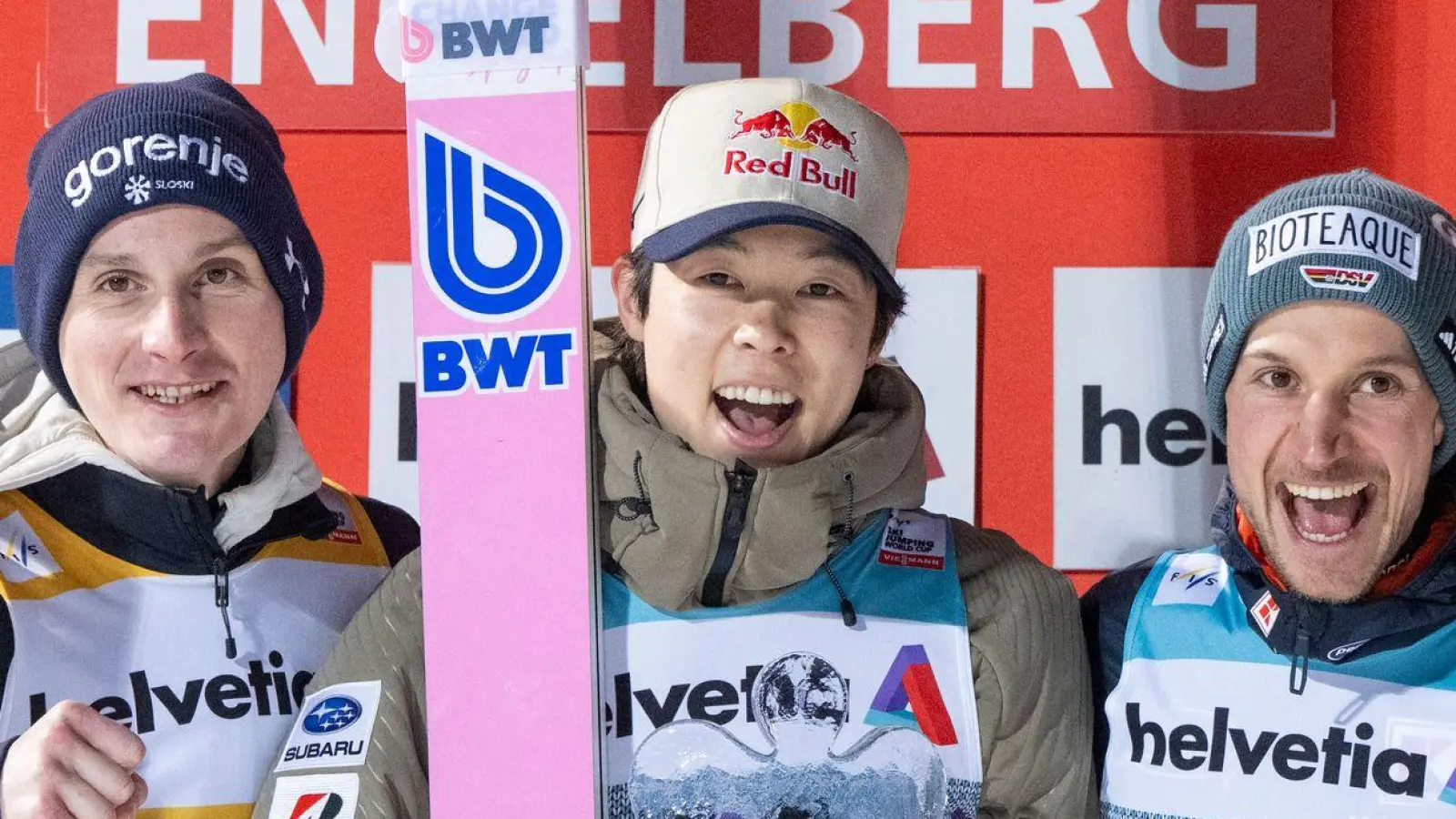 Drei Kandidaten für den Tourneesieg: Domen Prevc, Ryoyu Kobayashi und Felix Hoffmann (l-r). (Archivbild) (Foto: Urs Flueeler/KEYSTONE/dpa)