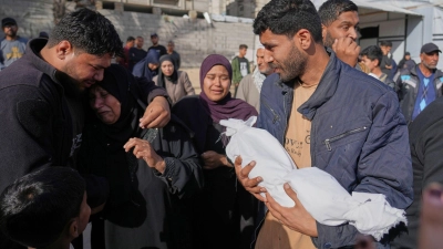Vater mit Leiche von getötetem Kind.  (Foto: Abdel Kareem Hana/AP/dpa)