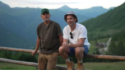 Die beiden TV-Köche sind ab Donnerstag (20.15 Uhr) in ihrem neuen Doku-Format „Rosin &amp; Kumptner: Mission Mittendrin!“ auf Kabel Eins zu sehen. (Foto: -/Joyn/dpa)