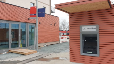 Noch ist der Bildschirm dunkel. Doch ab Freitag könnenKunden der Sparkasse und der VR-Bank an diesem neuen Automaten am Dombühler Bahnhof gebührenfrei Bargeld ziehen.  (Foto: Wolfgang Grebenhof)