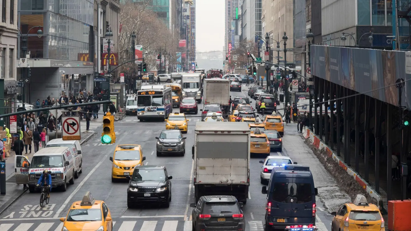 Autos ohne Ende - in Manhattan bislang Alltag. (Archivbild) (Foto: Mary Altaffer/AP/dpa)