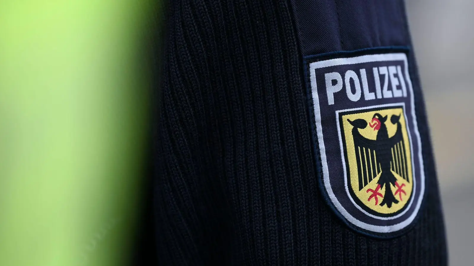 Der Polizist war privat in Uniform in dem Zug. (Symbolbild) (Foto: Katharina Kausche/dpa)