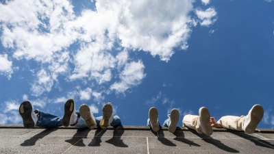 Chillen statt Arbeiten: Dieser Vorwurf wird jungen Menschen immer wieder gemacht. An Daten lässt er sich jedoch nicht belegen. (Archivbild) (Foto: Frank Rumpenhorst/dpa)