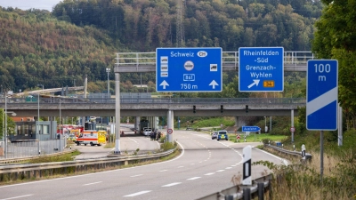 Die Polizei sperrte die Autobahn an der Grenze zur Schweiz.  (Foto: Philipp von Ditfurth/dpa)