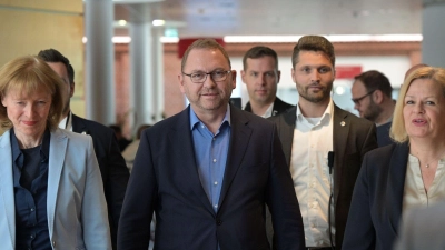 Endlich eine Lösung: Die Unterhändler der Tarifrunde für den öffentlichen Dienst von Bund und Kommunen gehen gemeinsam zur Pressekonferenz. (Foto: Michael Bahlo/dpa)