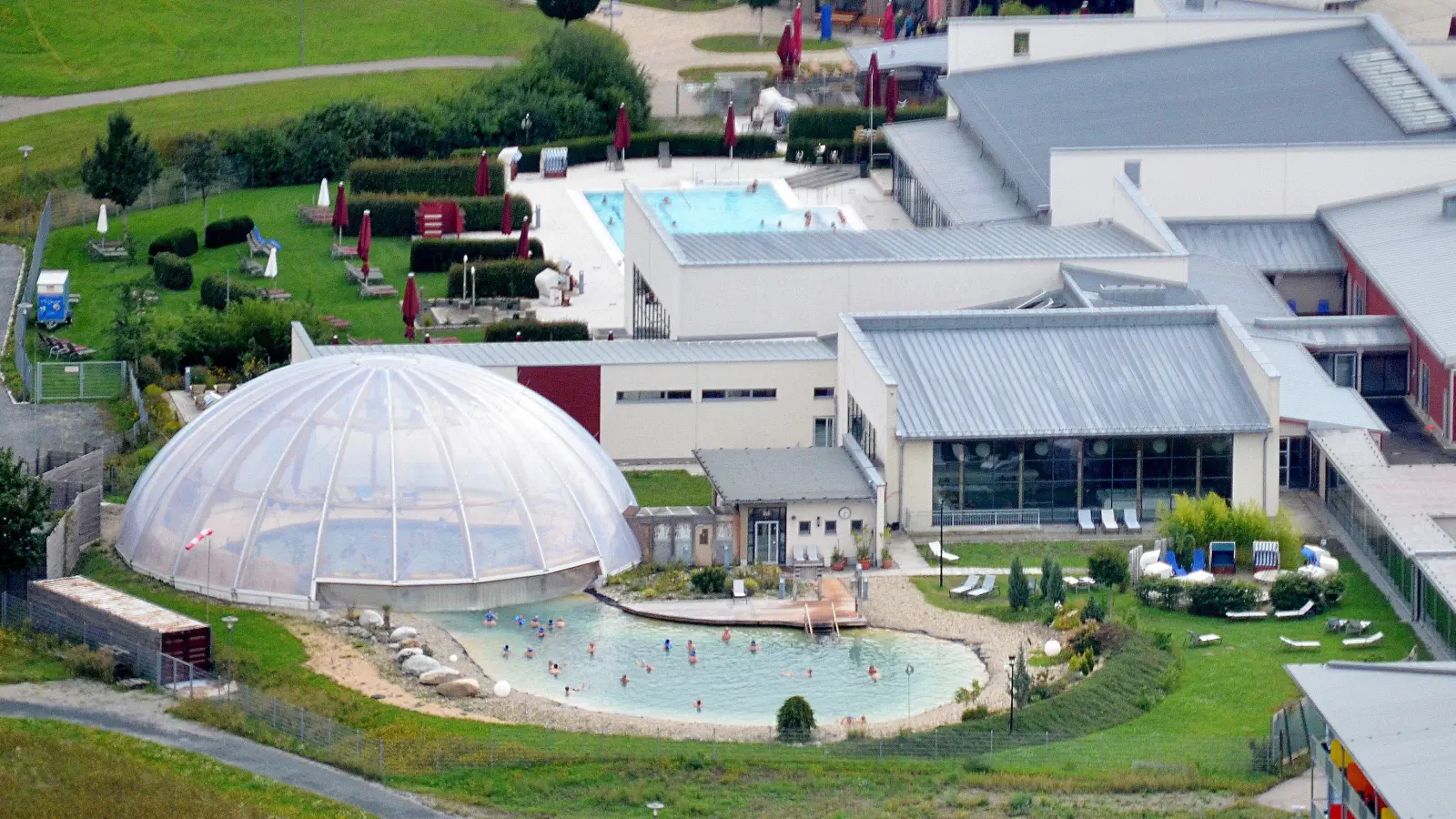 Die Franken Therme in Bad Windsheim aus der Luft. Besonders markant: der Salzsee unter der Kuppel. (Foto: Johannes Hirschlach)