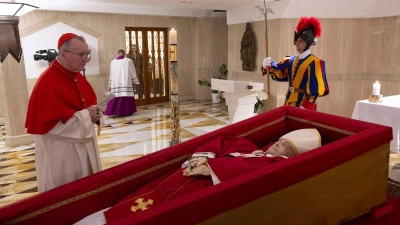 Der tote Papst Franziskus liegt nun in der Kapelle seiner Residenz Santa Marta im offenen Sarg. (Foto: Vatican Media/Vatican Media/AP/dpa)
