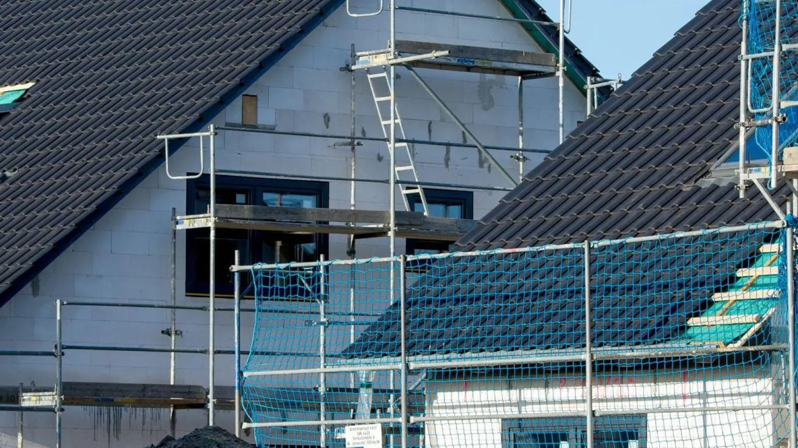 Geht der Bauträger oder das Bauunternehmen insolvent, sollten Verbraucher überlegt vorgehen. (Foto: Karl-Josef Hildenbrand/dpa)