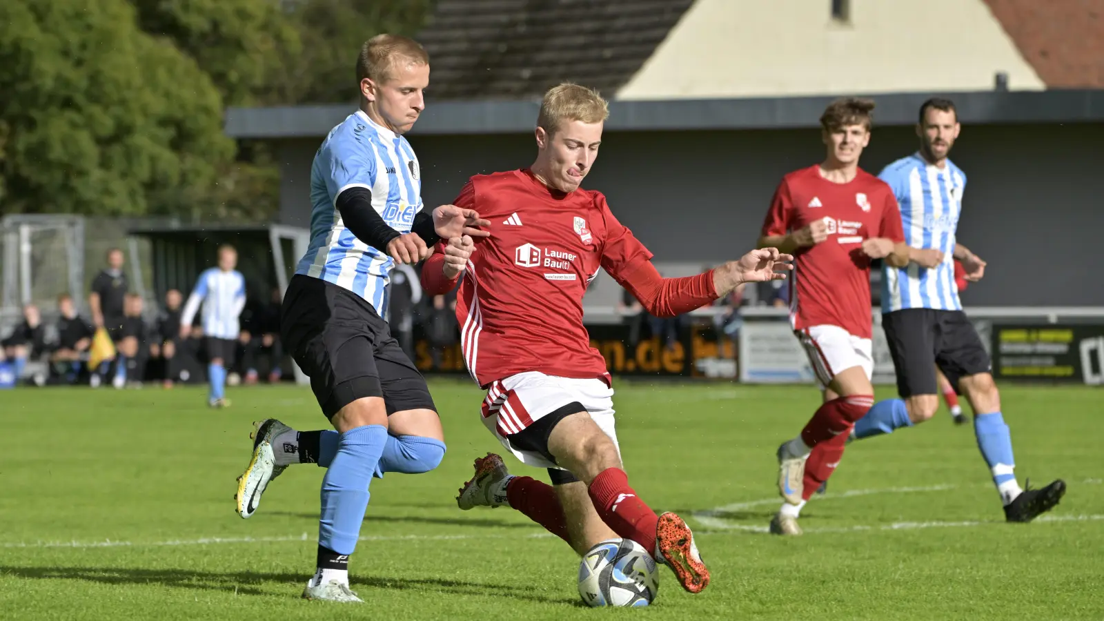 Zum Zunge schnalzen: Noah Görgler (am Ball, hier im Kreisligaspiel gegen den SV Ornbau) erzielte zwei Tore für die SG Segringen/Dinkelsbühl beim Sieg über den TuS Feuchtwangen. (Foto: Martin Rügner)