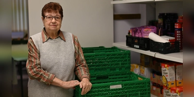 Edeltraut Merker ist bei der Ansbacher Tafel in ihrem Element. Nun hört die 84-Jährige auf. (Foto: Anna Beigel)