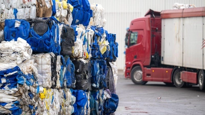 Auf dem Gelände eines Entsorgungsbetriebes ist ein toter Säugling im Müll gefunden worden. (Foto: Sina Schuldt/dpa)