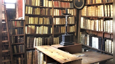 So sah der Bibliotheksraum der Neustädter Stadtkirche St. Johannes vor der Sanierung aus. Vorübergehend ist der Bücherbestand nach Nürnberg ausgelagert.  (Foto: Wolfgang Mück)
