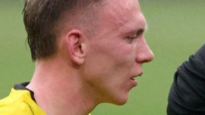 Dortmunds Maximilian Beier verletzte sich im Spiel gegen Borussia Mönchengladbach und musste ausgewechselt werden.  (Foto: Bernd Thissen/dpa)