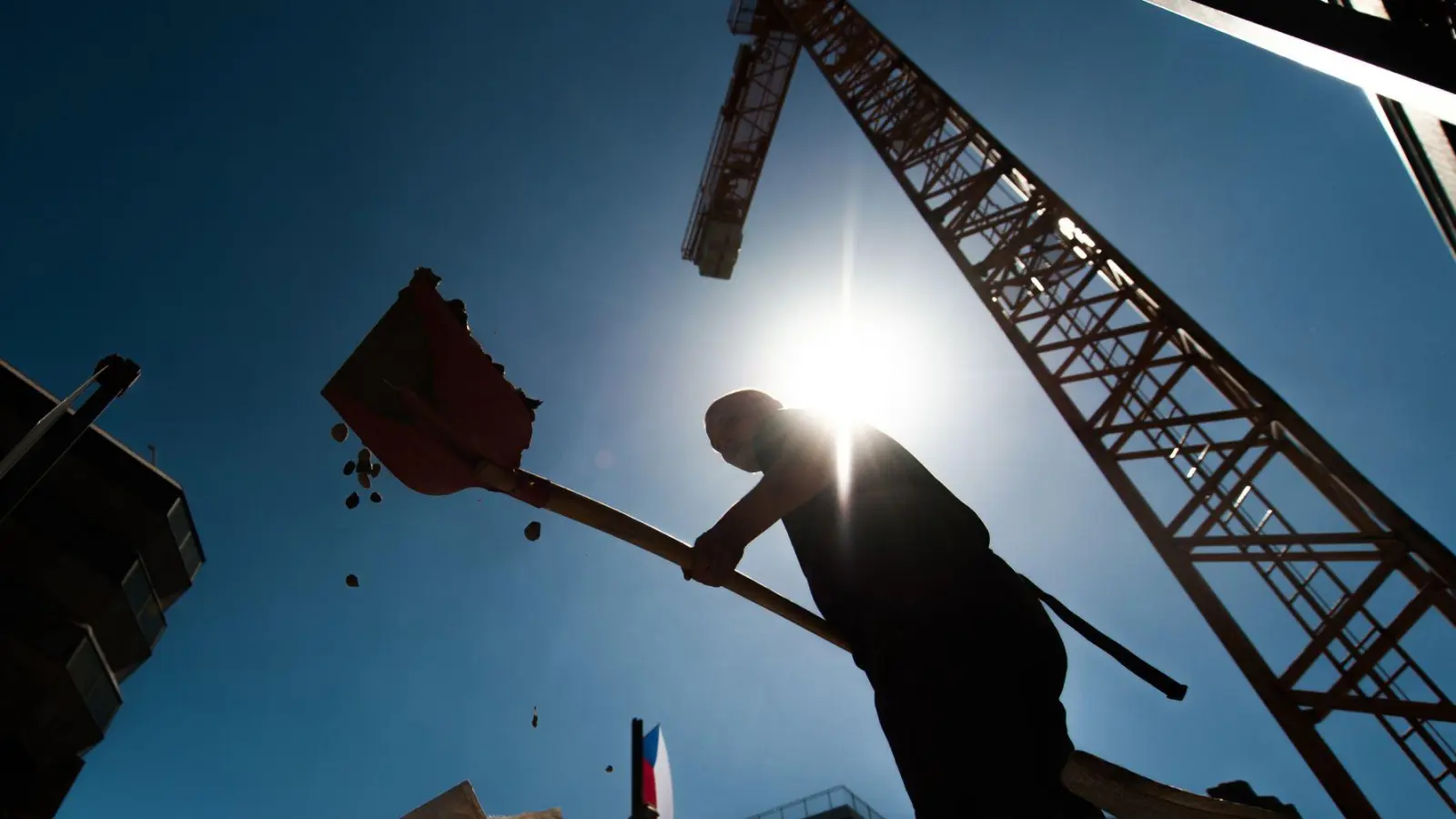 Menschen, die draußen und in körperlich anstrengenden Berufen arbeiten, sind Sonne ausgeliefert. Die Folge können Hitzeerkrankungen sein. (Foto: Florian Gaertner/dpa/dpa-tmn)