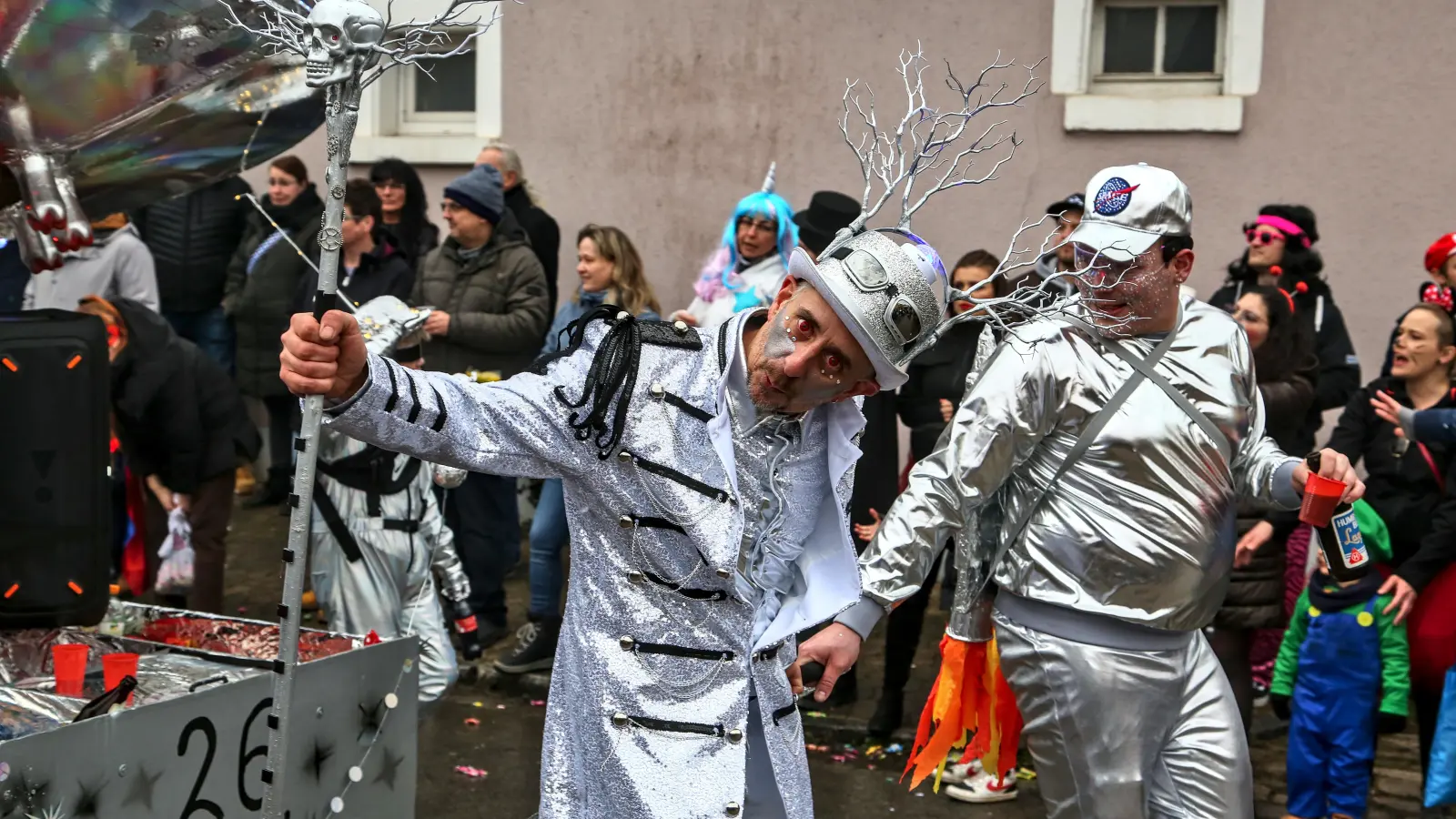 Manche Verkleidungen stechen beim Faschingsumzug besonders heraus. (Foto: Tizian Gerbing)