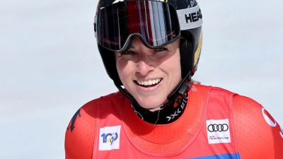 Die Schweizerin Lara Gut-Behrami jubelt im Zielraum. (Foto: Marco Trovati/AP/dpa)