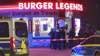 Am Abend fallen in einem Burgerladen in Hamburg-Eimsbüttel Schüsse und ein Mann wird verletzt. (Foto: Carsten Neef/News & Art/dpa)