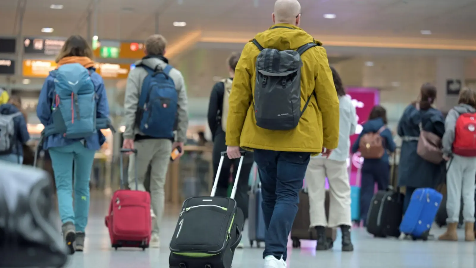 Reisende müssen mögliche Verspätungen und Störungen bei Bahnfahrten bei der Auswahl der Zugverbindung einkalkulieren, urteilte das Gericht. (Symbolbild) (Foto: Malin Wunderlich/dpa)