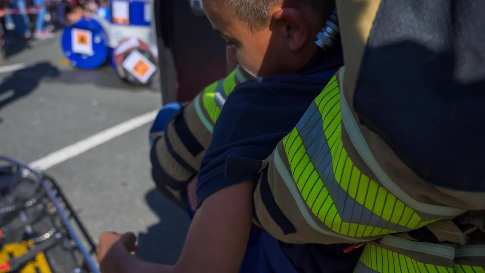 Vorsichtig heben die Einsatzkräfte einen verletzten Fahrer auf die Trage. (Foto: René Chlopotowski)