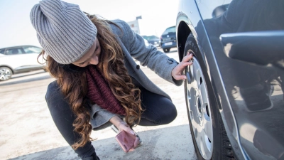 Kurz das Auto abgestellt, plötzlich sind die Reifen zerstochen: das ist einem Ehepaar in Equarhofen passiert.  (Symbolbild: Christin Klose/dpa-tmn)