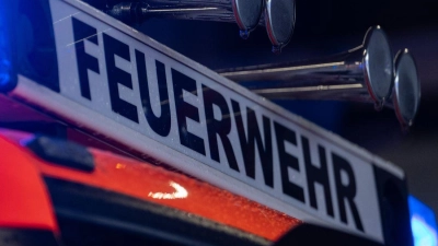 Die Feuerwehrkräfte löschten das Feuer. (Symbolbild) (Foto: Marijan Murat/dpa)