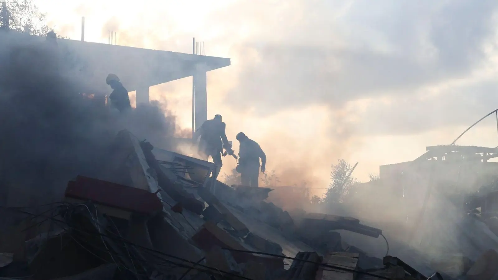 Das israelische Militär greift weiterhin Ziele in der Stadt Rafah im Gazastreifen nahe der ägyptischen Grenze an. (Foto: Hatem Ali/AP/dpa)