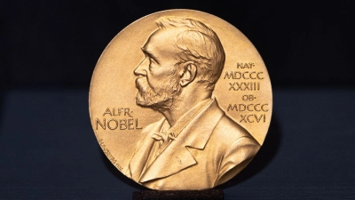 Die Nobelmedaille des deutschen Schriftstellers Günter Grass. (Archivbild) (Foto: Daniel Reinhardt/dpa)